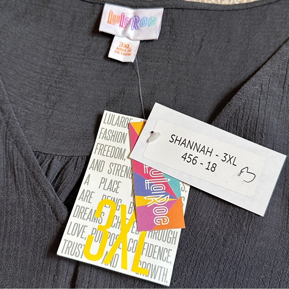 NWT LulaRoe Shannah V-neck button blouse 3XL - Picture 10 of 11